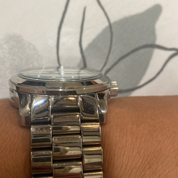 Woman’s Michael Kors watch - Picture 3 of 5